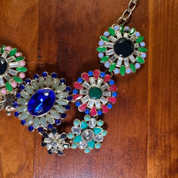 J. Crew Statement Cluster Medallion Gold Tone Necklace 22" - Picture 4 of 10